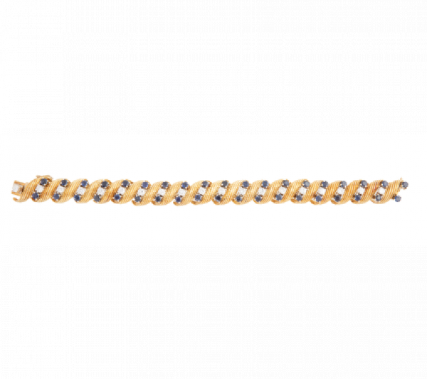 Brazalete años 50 con zafiros y brillantes en bandas alternas con piezas onduladas en oro amarillo de 18K.