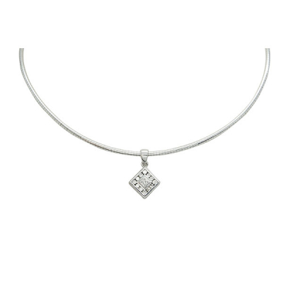 Cadena semirrígida y colgante diseño cuadrangular en oro blanco con diamantes talla brillante engastados en barras.