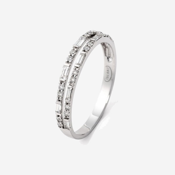 Sortija en oro blanco con 2 alianzas con diamantes talla baguette y 3 diamantes talla brillante alternos 