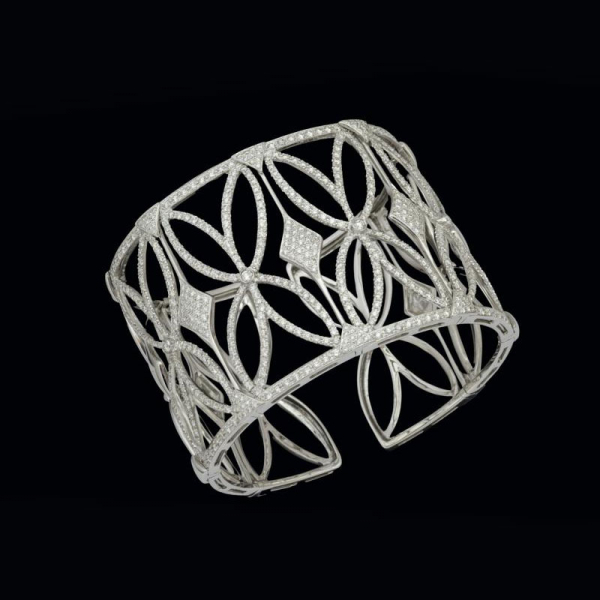 Pulsera brazalete de oro blanco de 18 K. con cuajado de brillantes 