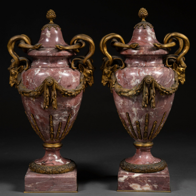 Pareja de copas estilo Lu&iacute;s XVI en m&aacute;rmoll rosa veteado y bronce dorado del siglo XIX. Francia, 1870-90