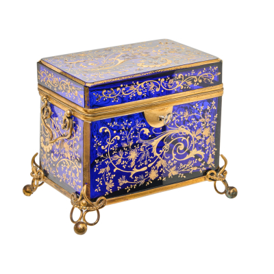 Manufactura Moser (Bohemia, 1857)  Caja joyero en cristal de tonalidad azul cobalto esmaltado con decoraciones florales y vegetales al oro fino, s.XX.
