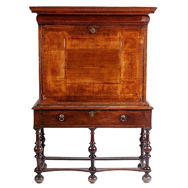 Cabinet inglés sobre mesa roble S.XVII