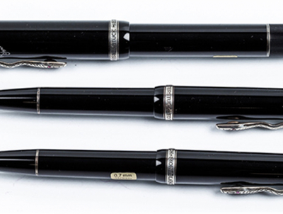 Juego de estilográfica, bolígrafo y portaminas MONTBLANC edición especial &#039;Agatha Christie&#039;, en resina negra con clip en plata de 925 ml.