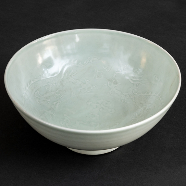 Gran bowl en porcelana china de celadón. Trabajo Chino, Siglo XIX-XX