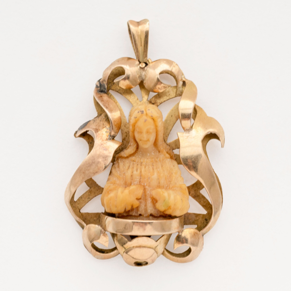 Medalla capilla en oro con representaci&ograve;n de Virgen en resina,