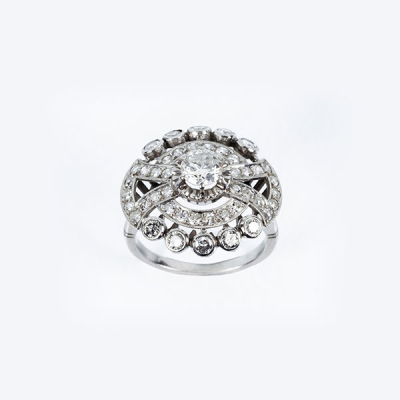 Bella sortija vintage en platino, formando un roset&oacute;n con diamante natural central, talla brillante, en garras de ilusi&oacute;n y doble orla de diamantes 