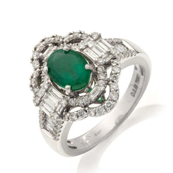 Sortija en oro blanco con esmeralda central, diamantes talla baguette a los lados y diamantes talla brillante alrededor 