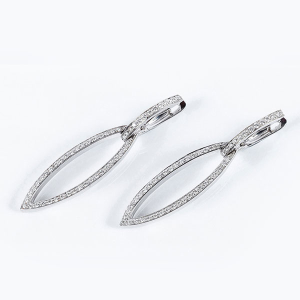 Elegantes pendientes largos en oro blanco 18 K, con motivo ojival doble, calado y entrelazado 