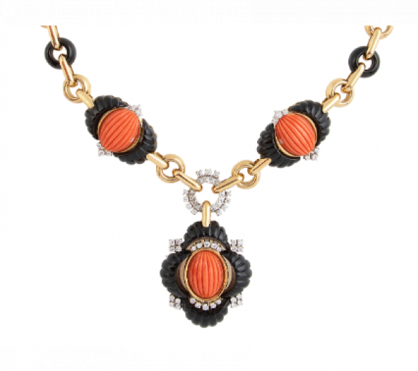 Collar de coral, ónix y brillantes con tres motivos principales cuyo centro es un cabuchón gallonado de coral, en marco de piezas gallonadas de ónix y brillantes