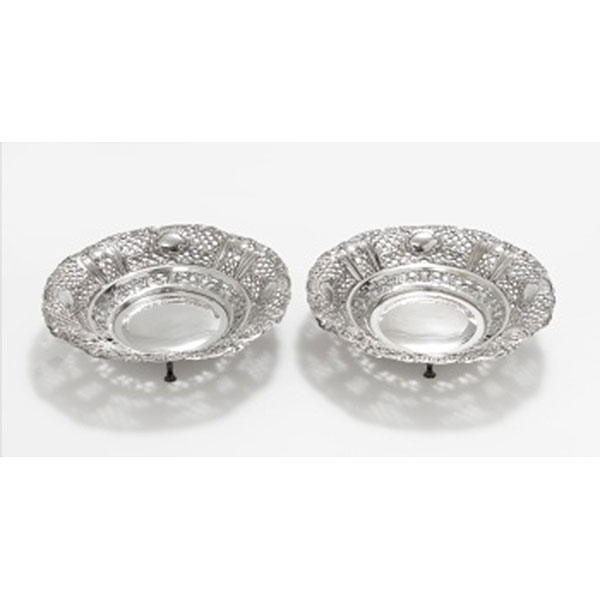 Pareja de centros en plata calada con decoración de flores, pájaros y rocallas. Estilo Luis XVI. Marcas de platero. S. XX