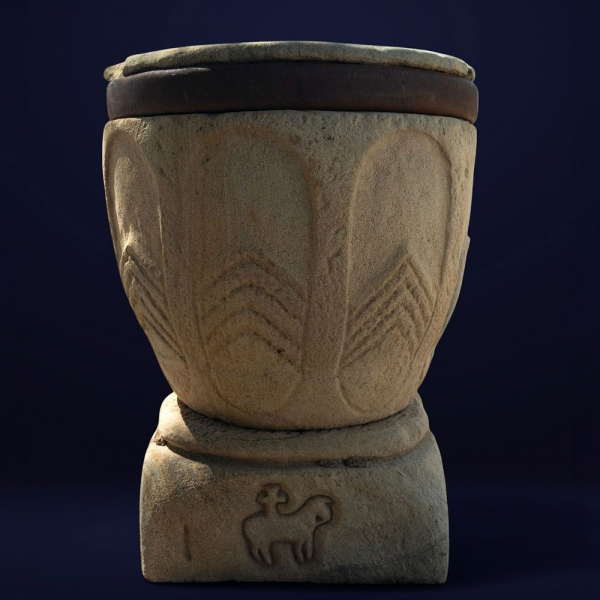 Pila bautismal catalana siglo XII con motivos templarios en piedra caliza. 