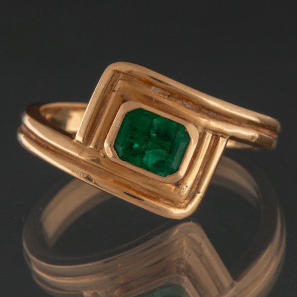 Anillo en oro amarillo de 18kt con esmeralda central.