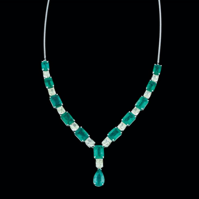 Muy bello collar-gargantilla de oro blanco de 18 K. con esmeraldas colombianas y diamantes fancy 