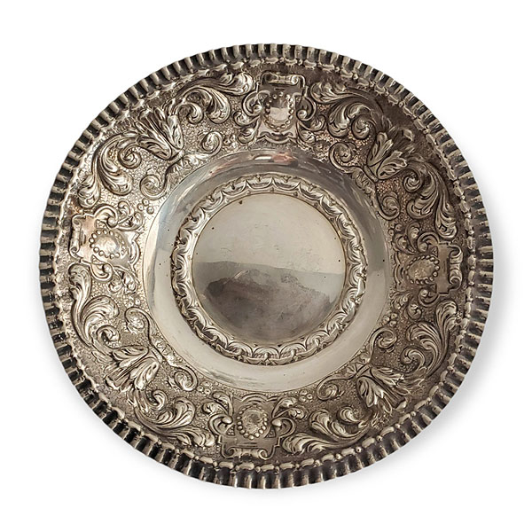 Centro de plata labrado con decoraci&oacute;n repujada con orlas vegetales. Punzonada. Principios del s. XX.