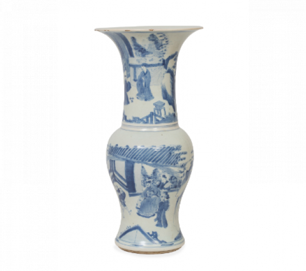 Jarrón yenyen de porcelana esmaltada en azul y blanco, con escenas palaciegas.  Dinastía Qing, periodo Kangxi, China, S. XVII. 