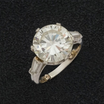 Anillo de oro blanco con brillante solitario de 5,50 cts. aprox. 