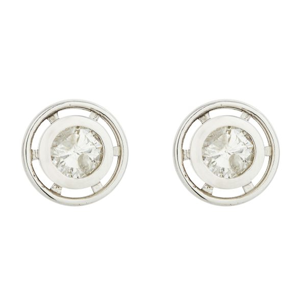 Pendientes en oro blanco con diamante talla brillante engastado en chatón.