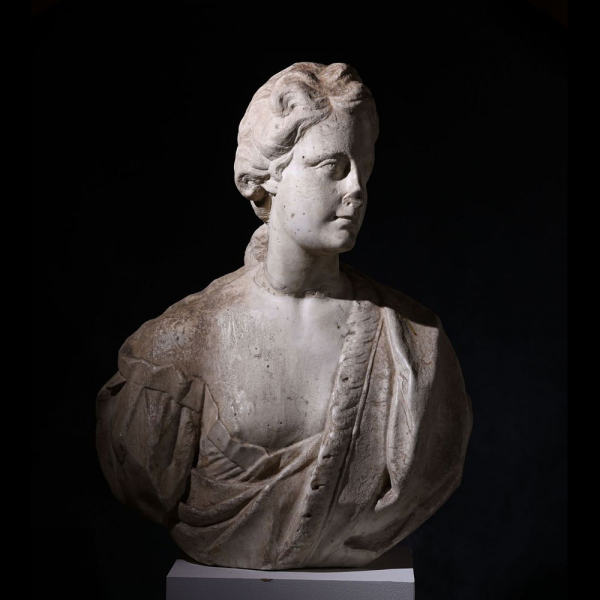 Importante escultura de "Divinidad Grecolatina" Italia, siglo XVII.   Mármol de Carrara labrado