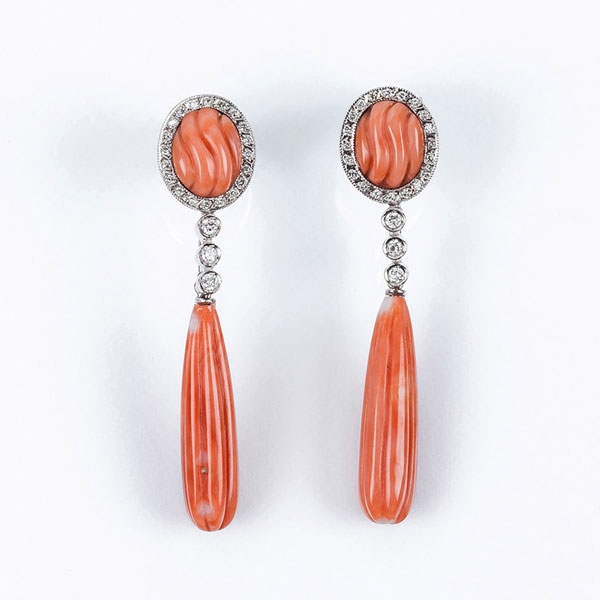 Elegantes pendientes en oro blanco, con larga lágrima gallonada de coral rosa