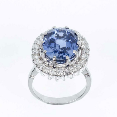 Elegante sortija en sólida montura de oro blanco con bello zafiro difusión azul 