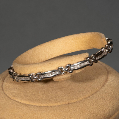 Pulsera de oro blanco de 18k con diamantes talla baguette (1,10 ct). Peso 13,34 g.