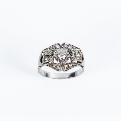 Sortija vintage en oro blanco 18 K, con un limpio y blanco diamante central, talla brillante 