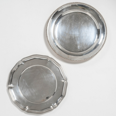Conjunto de dos bandejas circulares en plata espa&ntilde;ola y punzonada del siglo XX.