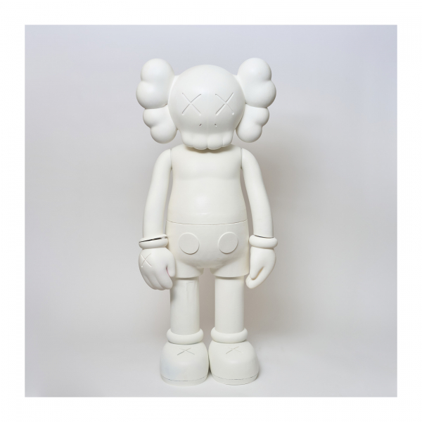 Siguiendo modelos de KAWS. Brian Donnelly (Jersey City, EE.UU., 1974) Companion. Impresion 3D en resina PLA imprimada en blanco, 2023.