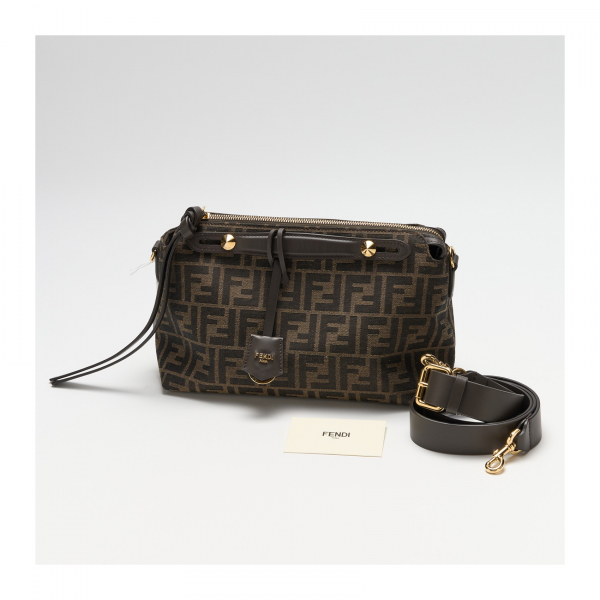 FENDI. Bolso nuevo modelo «By the Way Soft Medium» en lona de jacquard de tonalidades marrones con asas, ribetes y correa en cuero marrón chocolate.