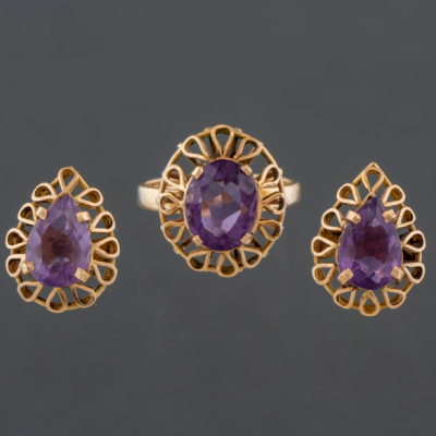 Conjunto de anillo y pendientes en oro amarillo de 18 kt con amatista talla oval y talla pera.