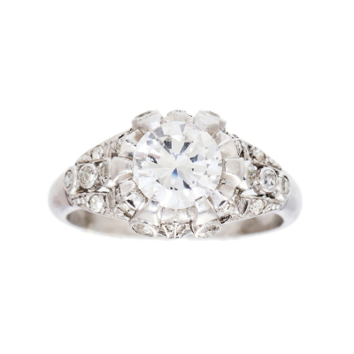 Sortija en platino con diamantes talla brillante antigua, c.1940.