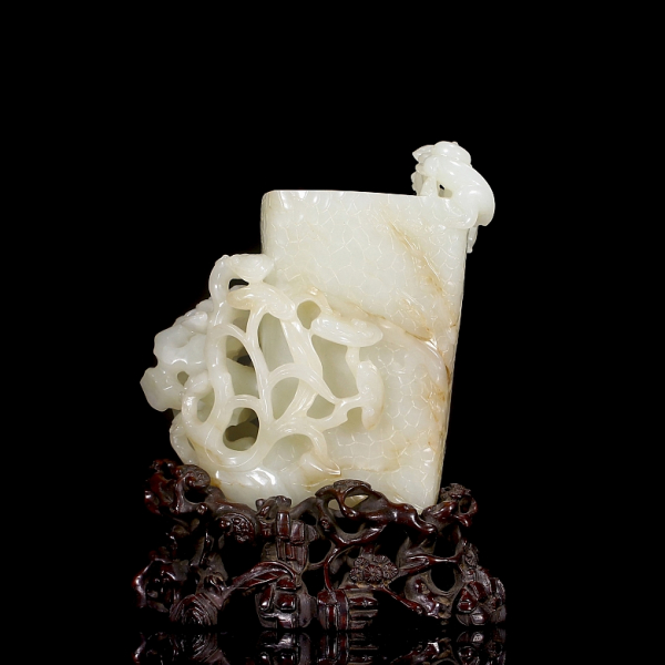 Recipiente para pinceles de jade de Hetian "Monos y lingzhi", dinastía Qing.  