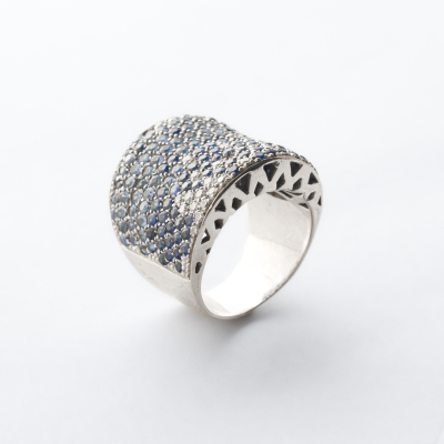 Sortija en oro blanco con pav&eacute; de diamantes talla brillante y zafiros azules 