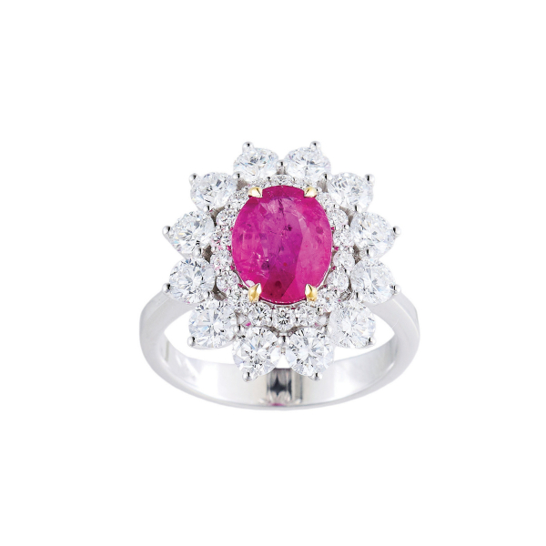 Sortija rosetón en oro blanco con rubí de Myanmar (Burma) talla oval y doble orla de diamantes talla brillante engastados en garras.