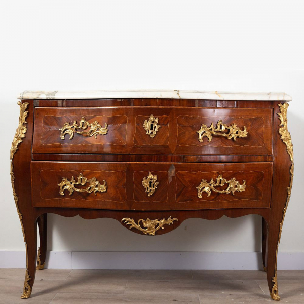 Importante cómoda francesa Luis XV original estampillada Antoine Mathieu Criard, siglo XVIII.   En marquetería y apliques en bronce dorado.