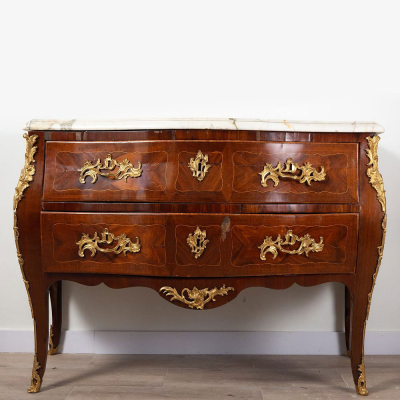 Importante c&oacute;moda francesa Luis XV original estampillada Antoine Mathieu Criard, siglo XVIII.   En marqueter&iacute;a y apliques en bronce dorado.