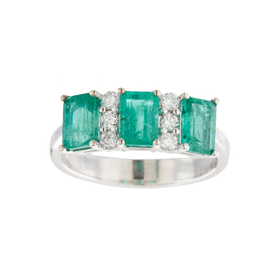 Sortija en oro blanco con tres esmeraldas talla esmeralda y tríos de diamantes talla brillante alternados.