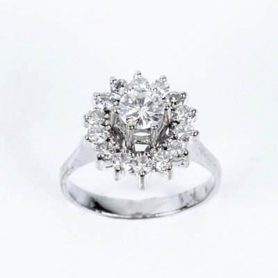 Sortija vintage en oro blanco con centro de diamante talla brillante