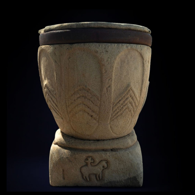 Pila bautismal siglo XII con motivos templarios catalana piedra caliza.