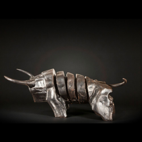 "Toro de hierro" Juan García Ripollés (n. 1932).  Escultura original en hierro forjado y soldado, FIRMADO.