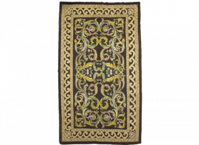 Alfombra de nudo español de campo marrón con diseño de Aûbusson, con motivos de acantos en verde, ocre y rosa. Firmada: Real Fábrica de Tapices, Madrid, 1930.