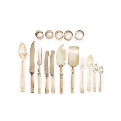Lote de 30 piezas de cuberteria variada en plata punzonada, s.XX.