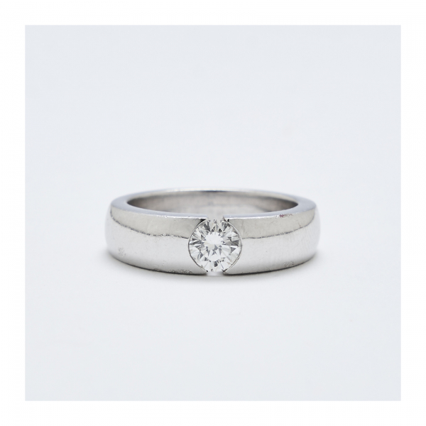 Sortija solitario en oro blanco con diamante talla brillante engastado en chat&oacute;n. Peso diamante: 0,64 ct. aprox.
