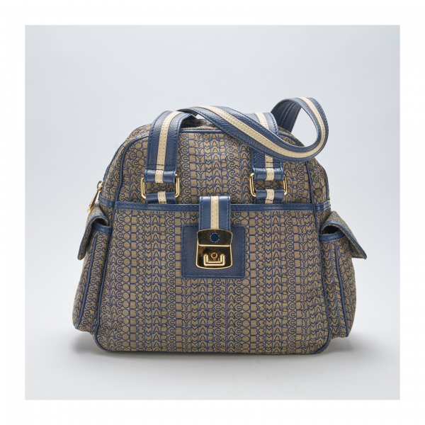 MARC JACOBS. Bolso en lona marrón y piel de tonalidad azul con cierre de click decorado mediante repetición del monograma de la firma.