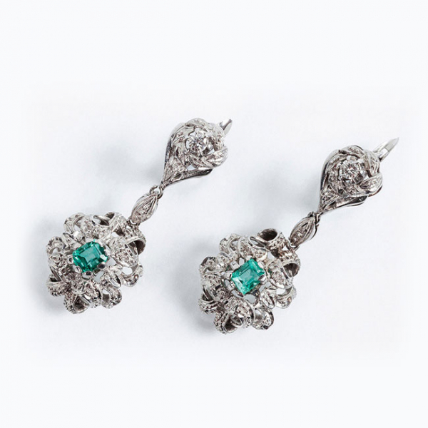Pendientes antiguos, largos, en oro blanco 18 K, formados por dos cuerpos calados, en movimiento con un limpio y blanco diamante y esmeraldas