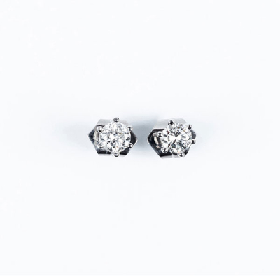Pendientes solitarios con un limpio y blanco diamante, talla brillante