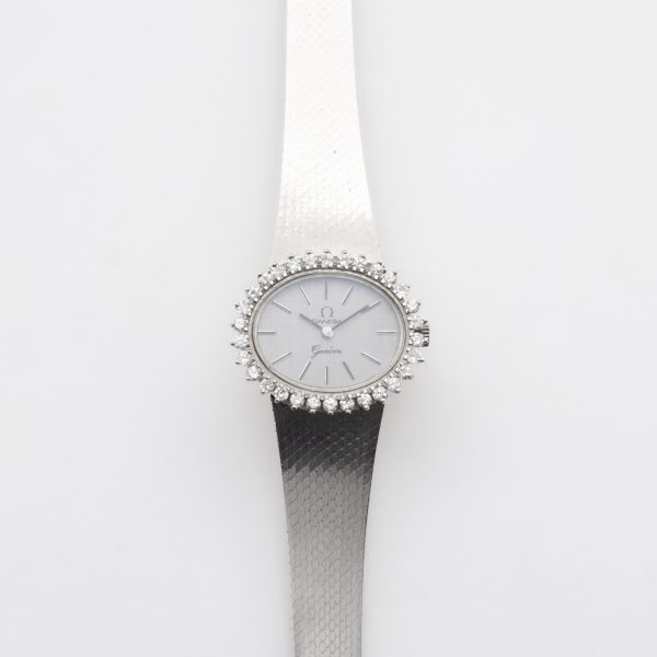 OMEGA. Reloj joya de pulsera para señora en oro blanco con brazalete integrado y acabado satinado.