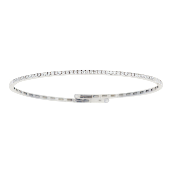 Pulsera esclava abierta en oro blanco con frente de diamantes talla brillante.