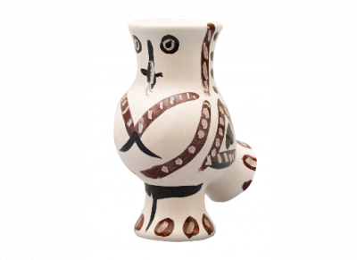 PABLO PICASSO (Málaga, 1881 - Mougins, 1973).  Chouette aux traits (A.R. 121).   Vaso de loza blanca, decoración en óxidos, grabado al cuchillo, sobre esmalte blanco, marrón y negro. 
